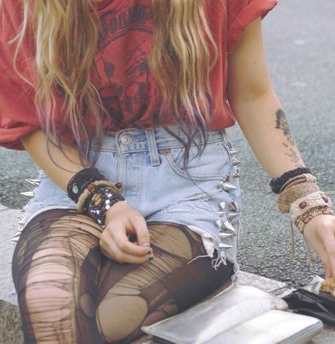 Tavi Gevinson, Ripped Tights, Moda Grunge, Grunge Shorts, Tokyo Street Fashion, Studded Shorts, Hipster Grunge, Style Rock, Grunge Look