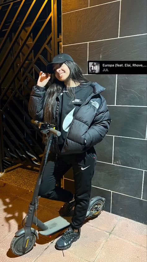 Eshay Girls Outfits, Gang Style Girl, Drip Women Outfits, Drill Girls Style, Roadman Style Girl, Drill Outfit Girl, Roadman Girl, Trapstar Women, Roadman Style