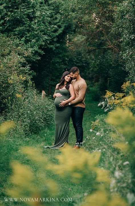 Fall Maternity Shoot, Fall Maternity Pictures, Couple Maternity Poses, Maternity Shoot Outfit, Maternity Picture Outfits, Fall Maternity Photos, Maternity Photography Poses Outdoors, Shooting Couple, Outdoor Maternity Photos