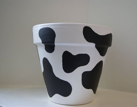 Cow Kitchen Decor, Plant Pot Design, Flower Pot Art, Plant Pot Diy, Painted Pots Diy, Painted Plant Pots, Flower Pot Design, Painted Clay Pots, Flower Pot Crafts