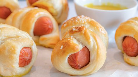 Mini Pretzel Dog Recipe Pretzel Dog Recipe, Pretzel Dogs Recipe, Chopped Steak Recipes, Pulled Pork Egg Rolls, Pork Egg Roll Recipes, Cheeseburger Meatloaf Recipes, Pretzel Dog, New York Dog, Beef Patties Recipes