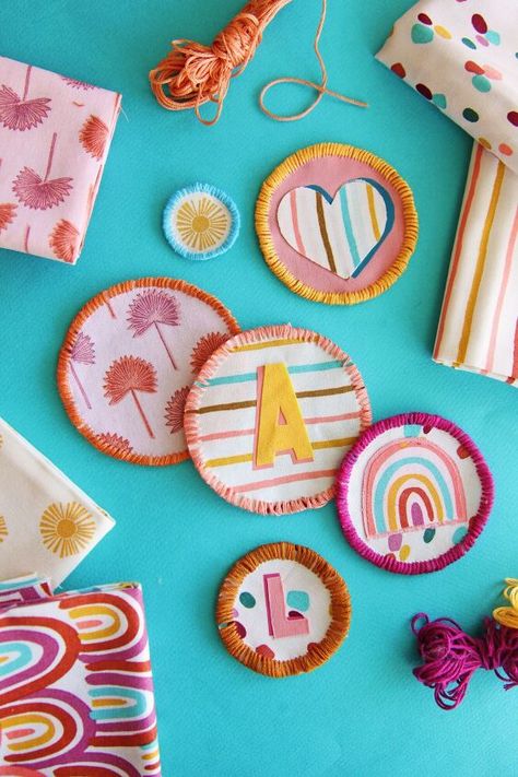 Embroidery With Fabric Scraps, How To Make A Patch Diy, Making Patches Diy, Ideas For Patches, How To Make Embroidery Patches, Homemade Patches Diy, Backpack Pins And Patches, Diy Fabric Patches, Diy Embroidered Patch