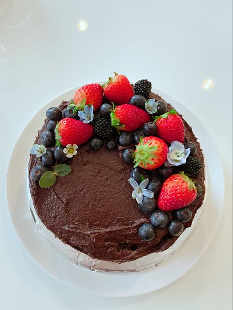 Chocolate cake with berries Berry Decorated Cake, Chocolate Cake With Berries, Chocolate Birthday Cake Decoration, Red Velvet Birthday Cake, Chocolate Fruit Cake, Cake With Berries, Chocolat Cake, Birthday Instagram, Aesthetic Birthday