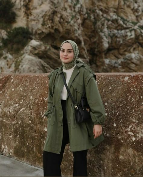 Olive Denim Jacket Outfit, Olive Green Hijab Outfit, Olive Green Jacket Outfit Winter, Green Coat Outfit Winter, Outfit Hijab Winter, Olive Jacket Outfit, Olive Green Jacket Outfits, Green Hoodie Outfit, Green Coat Outfit