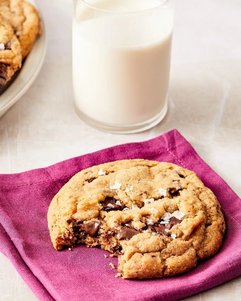 My Recipe For Thick and Chewy Chocolate Chunk Cookies Choco Chunk Cookies, Best Chocolate Chip, Perfect Chocolate Chip Cookies, Cookie Spread, Flaky Salt, Baking Classes, Cookie Favors, Chocolate Chunk, Best Chocolate Chip Cookie