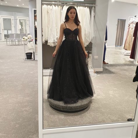 Accessories For Black Prom Dress, Black Tool Prom Dress, Black Prom Dress Flowy, Black Flowy Prom Dress, Black Grad Dresses, Flowy Prom Dresses Long, Black Prom Dress Sparkly, Prom Outfits Black, Black Sparkle Prom Dress