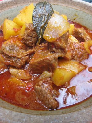 beef mechado - beef slowly braised in tomato sauce, onion and bay leaves    http://www.marketmanila.com/archives/beef-mechado-a-la-marketman Pork Afritada, Mechado Recipe, Beef Mechado, Filipino Food Dessert, Filipino Cuisine, Filipino Foods, Philippines Food, Potatoes Carrots, Filipino Dishes