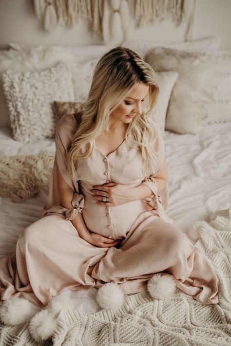 Jesse Salter Photography, Boho Maternity Shoot, Post Pregnancy Clothes, Boho Maternity Photos, Lifestyle Maternity Photography, Indoor Maternity Photography, Studio Maternity Shoot, Maternity Studio Photoshoot, Maternity Photography Poses Outdoors