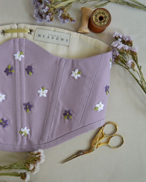 There hasn’t been a close up photo of a corset in a while and this one really deserves it 🌸 I really enjoyed working on it, it’s just perfect for spring/summer 🌿🌸 Corset Styling, Diy Corset, Punk Fashion Diy, Cowgirl Wedding, Corset Outfit, Close Up Photo, Floral Corset, Crazy Outfits, Clothes Sewing Patterns