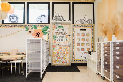 A gorgeous neutral classroom theme with warm pops of color, hand drawn animals, and flowers to make your heart sing! Wild and Free and Ready to Learn! This classroom makeover will make you smile so big! Best Classroom Themes, Simply Safari Classroom, Neutral Classroom Theme, Simply Safari, Preschool Classroom Themes, Safari Classroom, Classroom 2023, Jungle Classroom, Neutral Classroom