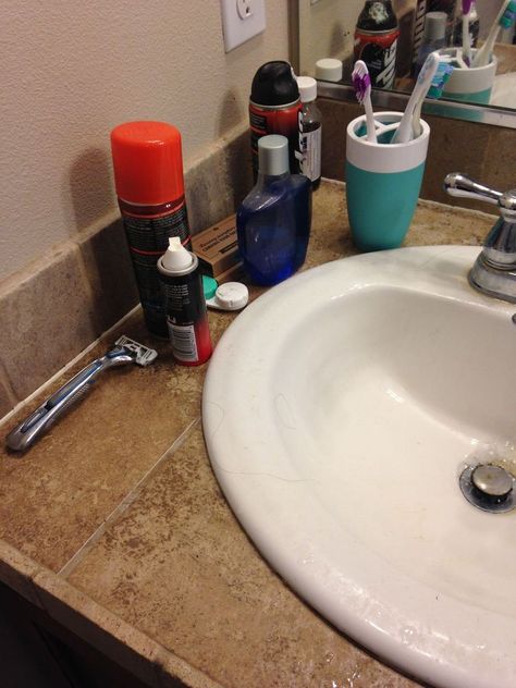 DIY Bathroom Shelf for a Razor and Beard Trimmer #Bathroom #DIYgifts - I cannot stand the look of clutter on counter tops.  It's one of those pet peeves I have.... Bathroom Shelves Organization, Shelves Organization, Fun Bathroom, Space Saving Hacks, Design Strategies, Diy Hanging Shelves, Diy Wall Shelves, Tiny Bathrooms, Bathroom Decoration