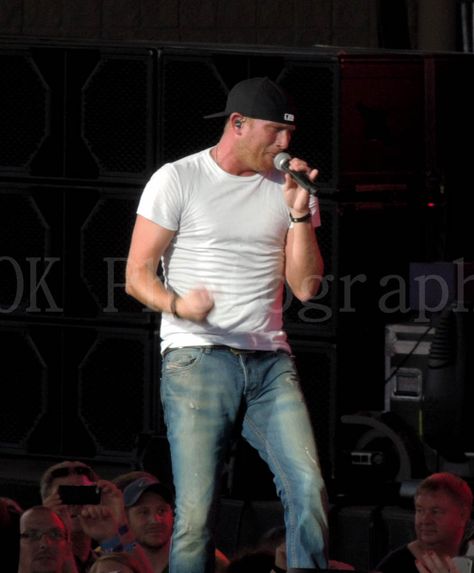 Cole Swindel "That's My Kinda Night" Tour Cole Swindell Concert Outfit, Luke Bryan Pictures, Cole Swindell, Kane Brown, Boy Celebrities, Luke Bryan, Country Artists, New Girlfriend, Concert Photography