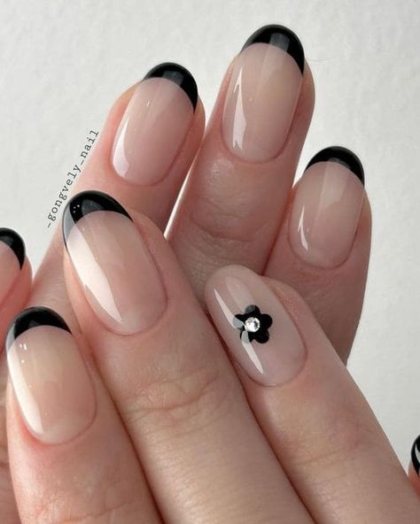 Korean black French tip nails: floral accent Basic Manicure, Black French Tip Nails, Short Oval Nails, Black French Nails, Oval Nails Designs, Short French Tip Nails, Neutral Nail Designs, Black French Tip, Nails Floral