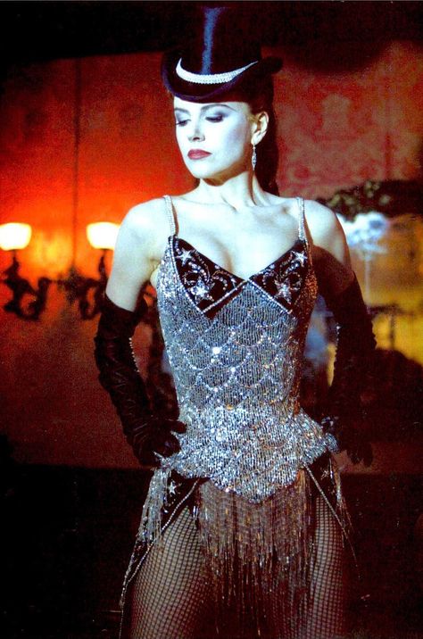 21 Movies You Should Watch Just For The Outfits Moulin Rouge Film, Nicole Kidman Moulin Rouge, Satine Moulin Rouge, Moulin Rouge Outfits, Film Moulin Rouge, Moulin Rouge Costumes, Showgirl Costume, Burlesque Costumes, Burlesque Costume