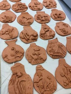 Mrs. Knight's Smartest Artists: clay aquariums. Elementary art project. Ceramics For Elementary School, Clay Lesson Plans Elementary, 4th Grade Clay Projects, 2nd Grade Clay Projects, Clay Aquarium, 3rd Grade Art Projects, Clay Projects For Kids, Clay Lesson, Kids Clay