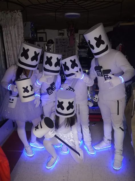 Idea de disfraz de marshmello para familia o amigos Ideas Disfraz Halloween Hombre, Marshmello Costume, Trunk Or Treat, Costume Party, Kids Costumes, Fortnite, Halloween Costumes, Birthday Party, Halloween