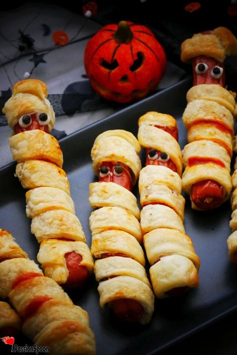 Puff Pastry Halloween, Halloween Pastries, Funny Eyes, Cranberry Punch, Recipe Inspirations, Sausage Wrap, Finger Cookies, Spooky Snacks, Puff Pastry Dough