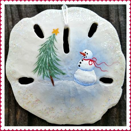 Painting Sand Dollars Ideas, Painted Sand Dollars Christmas, Painted Agate Slices, Sand Dollar Christmas Crafts, Christmas Sand Dollars, Sanddollar Ornaments Diy, Painting On Sand Dollars, Sanddollar Painting Ideas, Sand Dollar Painting Ideas