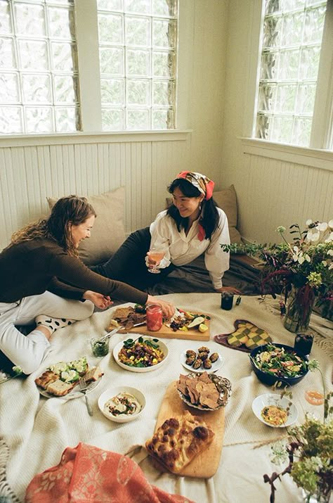 Valentine's Day Indoor Picnic, Cozy Proposal Ideas, Indoor Picnic Decor, Floor Picnic Indoor, Indoor Picnic Ideas Friends, Picnic Indoor Ideas, Indoor Picnic Photoshoot, Indoor Picnic Aesthetic, Indoor Picnic Birthday