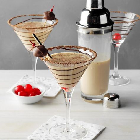 Chocolate Martini Recipe, Martini Recipes Vodka, Easy Mixed Drinks, Birthday Cocktails, Chocolate Martini, Vodka Soda, Martini Recipe, Cherry Chocolate, Vodka Martini