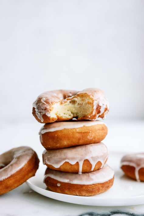 Homemade Glazed Donuts Homemade Glazed Donuts, Easy Winter Desserts, Glazed Donut Recipe, Easy Spring Desserts, Easy Fall Dessert Recipes, Donuts Fried, Easy Breakfast Treats, Recipes Apples, Easy Fall Desserts