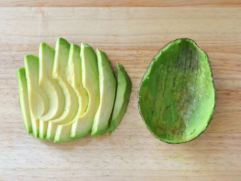 Perfectly sliced and the perfect addition. How to Slice an Avocado - Sliced #SpectacularSammyBzz  #BiteSizedBzz How To Slice Avocado, Sunshine Bowl, Clean Bulking, Aesthetic Avocado, Cut Avocado, Avocado Cups, Calorie Dense Foods, Avocado Benefits, Sliced Avocado