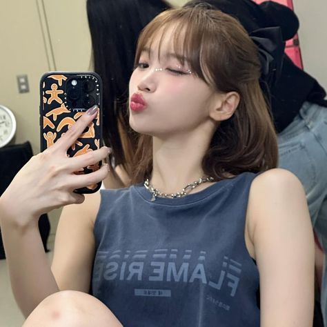 Le Sserafim Chaewon, Asian Short Hair, Photo Cards, Cool Girl, Girl Group, My Girl, I Am Awesome, Short Hair Styles, Mirror Selfie