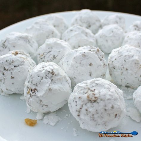 Nothing says Christmas like Mama Rosa's Date Nut Balls. These crispy balls of juicy dates, tropical coconut, and chopped pecans, covered in powdered sugar. Date Nut Balls Recipe, Date Nut Balls, Nut Balls, Pecan Balls, Mountain Kitchen, Christmas Cheese, Snowball Cookies, Date Recipes, Balls Recipe