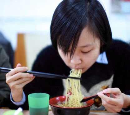 Japan - eating noodles and soup and slurping shows appreciation for the chef. You may drink directly from the soup bowl Eating Etiquette, Afterschool Program, Eating Noodles, Street Photography People, Dining Etiquette, Table Dinner, Table Manners, Japanese Pop Culture, Make My Day