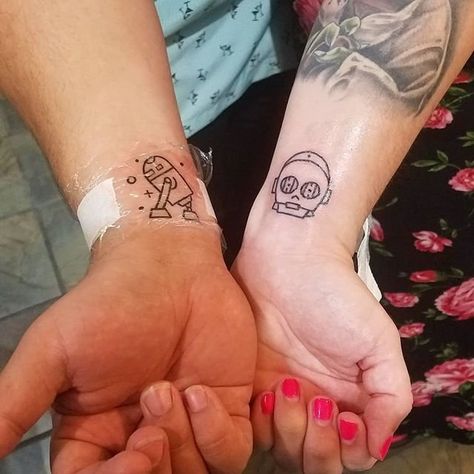 R2-D2 and C-3po R2d2 Tattoo, Comic Book Tattoo, Father Daughter Tattoos, Tattoos Infinity, Sibling Tattoos, Bff Tattoos, Geniale Tattoos, Tattoos Skull, Star Wars Tattoo