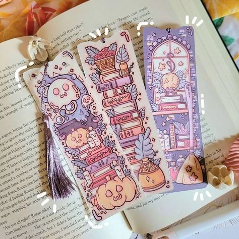 Simple Bookmark Ideas, Kawaii Bookmarks, Bookish Crafts, Aesthetic Bookmarks, Spooky Bookmarks, Halloween Bookmarks, Draw Book, Unique Bookmarks, Bookmarks Diy