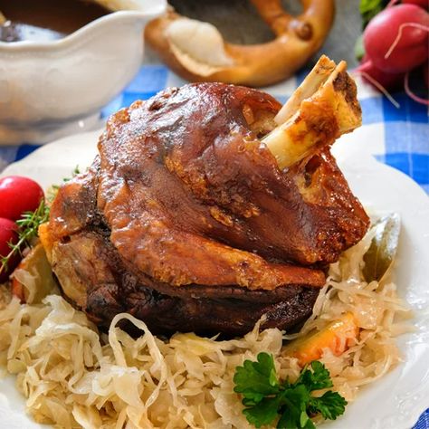 Eisbein Recipe, Easy German Recipes, German Food Authentic, Mennonite Recipes, Bavarian Recipes, Salted Potatoes, Pork Knuckle, Bread Dumplings, Roasted Pork