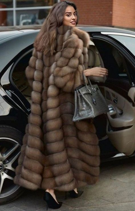 Estilo Gossip Girl, Fur Coat Outfit, Sable Fur Coat, Long Fur Coat, Fabulous Furs, Real Fur Coat, Winter Fashion Coats, Chique Outfits, Looks Party