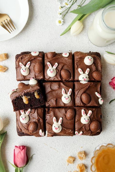 Vegan Chocolate Caramel Sheet Cake Vegan Easter Cake, Easy Bunny Cake, Easter Cake Vegan, Easter Sheet Cake, Vegan Easter Dessert, Caramel Sheet Cake, Easter Snack Ideas, Easter Chocolate Cake, Vegan Easter Treats