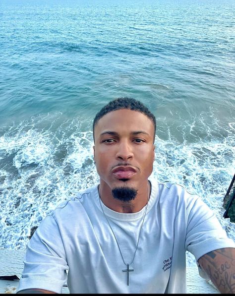 🔥💜The Core Of August Alsina🔥💙11/22♐️ on X: "💜💜💜💜 @AugustAlsina lookin so good on the beach ya'll go get you some Encina @encinawellness if you wanna have nice skin like August go over to and get you some and you wanna smell good too go get you some Lè Joce https://t.co/pjQr4gQ2v3 https://t.co/4ZjmBiqiux" / X Nice Skin, Couple Memes, August Alsina, Light Skin Men, Bet Awards, Falling In Love With Him, Light Skin, Smell Good, I Fall In Love