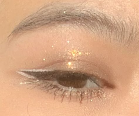 Nyx White Eyeliner Looks, White Eyeliner Gold Eyeshadow, Gold Glitter Liner Eye Makeup, Glittery Eye Makeup Hooded Eyes, White Contour Makeup, Gold And White Eyeshadow, Simple White Liner Looks, Minimal Glitter Makeup, Gold Eyeshadow Hooded Eyes