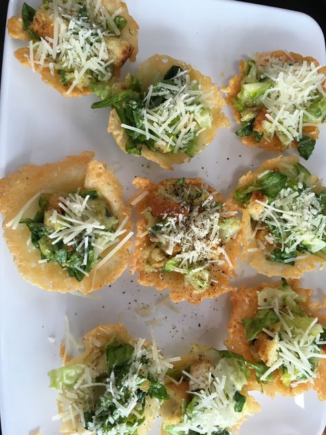 How to Make: Parmesan Caesar Salad Cups Parmesan Cups Salad, Caesar Salad Cups, Cesar Chicken, Wine Pairing Menu, Shot Party, Salad Presentation, Salad Cups, Parmesan Cups, Salad Fingers