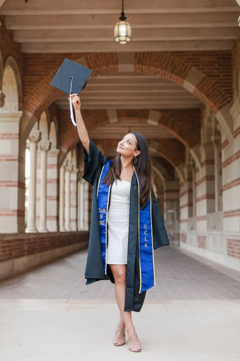 Girly Graduation Poses, Graduation Photos For Women, Graduation Poses For Females, Pinterest Graduation Photos, Girl Photoshooting Ideas Graduation, Native Graduation Pictures, Poses For Graduation Photos Studio, Photo Poses For Graduation, Studio Cap And Gown Photos