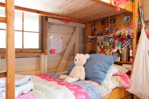 Set up your bed with a blanket, pictures, and stuffed animal. Camp Bunk Decor Sleepaway, Camp Bunk Decor, Summer Camp Cabin Decorating Ideas, Camp Bed, Summer Camp Counselor, Summer Camp Aesthetic, Bed Picture, Sleepaway Camp, Bed Photos