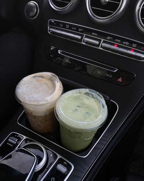 Morning Starbucks Drinks, Starbucks In Car, Coffee Esthetics, Food In Car, Coffee In Car, Morning Starbucks, Morning Iced Coffee, Minuman Starbucks, Starbucks Matcha