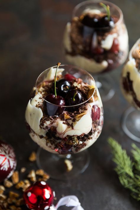 Black Forest Truffle Recipe, Black Forest Trifle Christmas, Christmas Pavlova Trifle, Christmas Deserts Recipes, Black Forest Dessert, Black Forest Trifle Recipe, Black Forest Trifle, Forest Food, Christmas Trifle