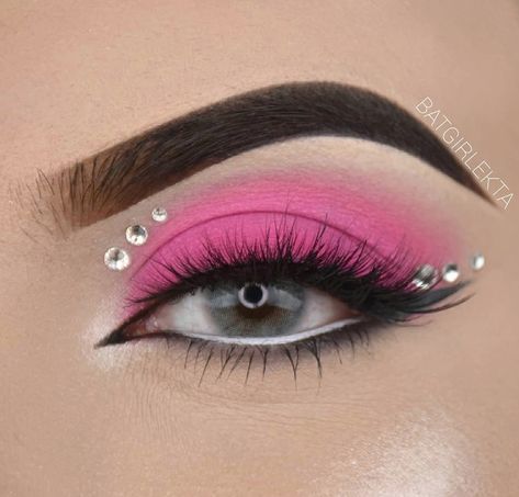 Eye makeup/eye shadow looks/pink Hot Pink Festival Makeup, Hot Pink Eyeshadow Looks With Glitter, Pink Black Eyeshadow, Valentine Eye Makeup, Fairy Fantasy Makeup, Crazy Eye Makeup, Makeup Rose, Collar Rosa, Makeup Ojos