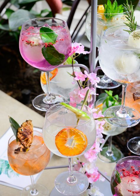 Instagrammable Cocktails, Cocktail Presentation, Italian Restaurant Decor, Pretty Breakfast, Foodtrucks Ideas, Bartender Drinks Recipes, One Night In Bangkok, Tea Party Sandwiches, Colorful Drinks