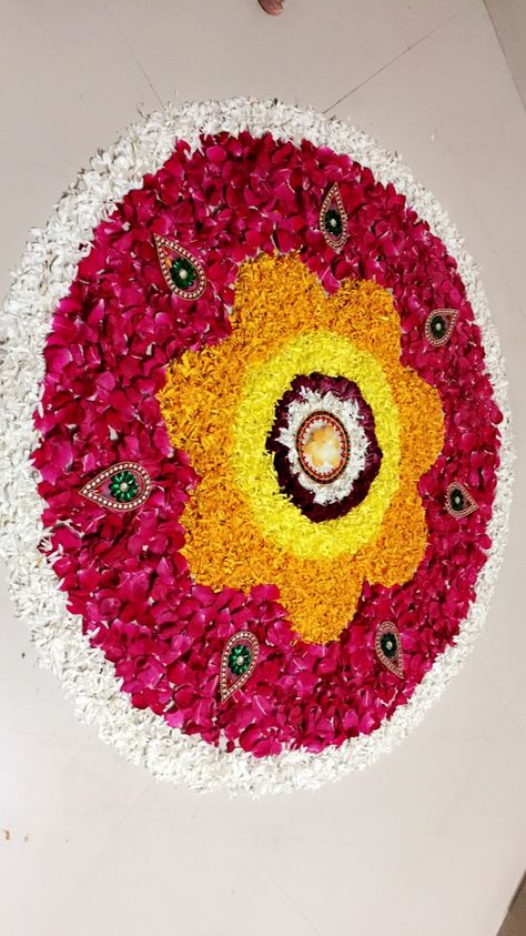 India Rangoli Design, Floral Rangoli Designs Flower Diwali, Rose Flower Rangoli Designs, Diwali Rangoli Flowers Design, Flower Pokalam, Rangoli Using Flowers, Floral Rangoli Designs Diwali, Real Flower Rangoli Designs, Flower Diya Rangoli