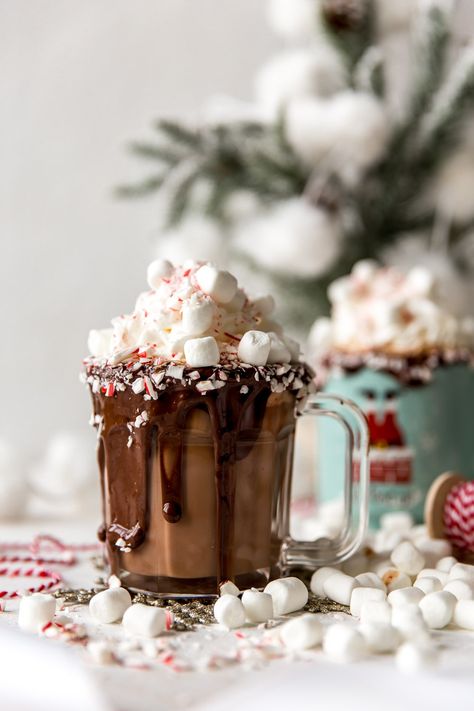 Christmas Drinks Hot Chocolate, Cute Christmas Drinks, Hot Chocolate Decorations, Christmas Food Photography, Peppermint Schnapps, Hot Cocoa Mugs, Dessert Christmas, Hot Chocolate Christmas, Christmas Cocoa