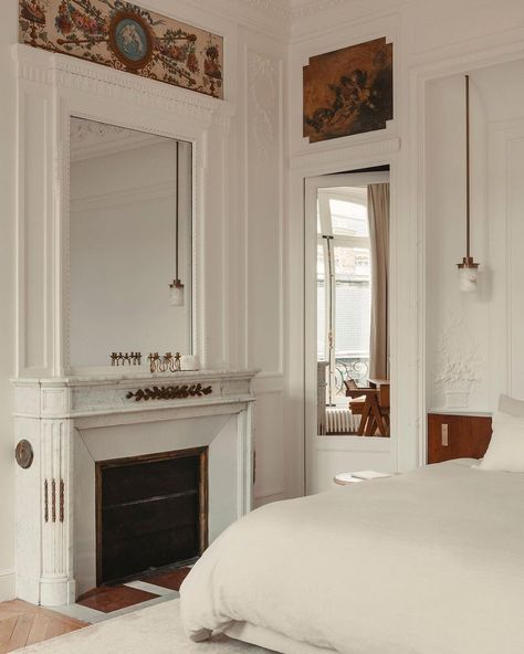 https://www.instagram.com/p/CXtnhw0gHLj/?igshid=MDJmNzVkMjY= Parisian Art Deco Bedroom, Haussmann Interior, Haussmann Architecture, Parisian Bedroom, Monochromatic Room, Art Deco Bedroom, Apartment Architecture, Built In Furniture, Parisian Apartment