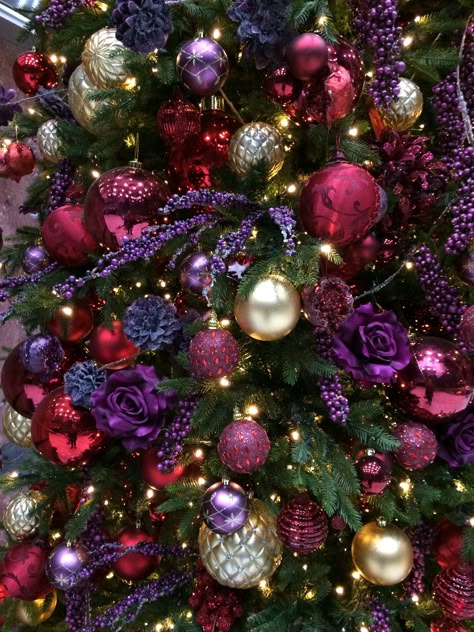 Purple And Burgundy Christmas Decor, Red Pink Purple Christmas Tree, Purple Christmas Color Palette, Dark Pink Christmas Tree, Red And Purple Christmas Decor, Purple And Pink Christmas Tree, Purple Tree Christmas, Red And Purple Christmas Tree, Purple And Red Christmas Tree