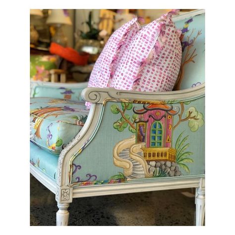 Chinoiserie Chair, Little Sofa, Chinoiserie Chic Decor, Chinoiserie Fabric, Decor Images, Sunday Inspiration, Chic Chair, Chinoiserie Decorating, Clarence House