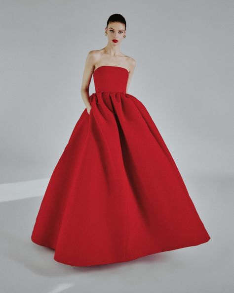 CAROLINA HERRERA (@carolinaherrera) • Fotos y vídeos de Instagram Carolina Herrera Gown, Strapless Ball Gown, Carolina Herrera Dresses, Dome Earrings, Special Occasion Gowns, Runway Fashion Couture, Gold Starburst, Photoshoot Dress, Special Occasion Outfits