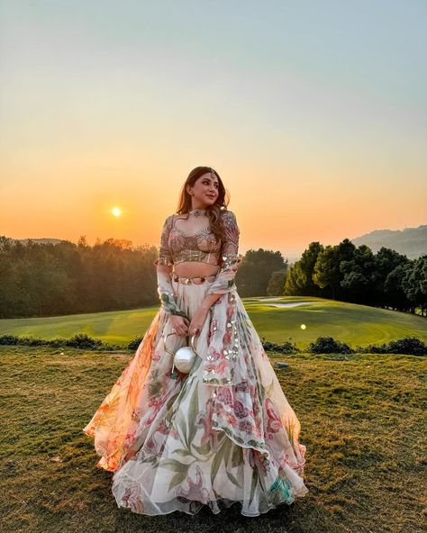 Fashion Influencer Aashna Shroff is having her sunset lehenga moment and we can't take our eyes off her 😍 @aashnashroff Follow @wishnwed for more such lehenga inspiration. #Bridesmaids #BridesmaidOutfits #weddinginspo #sistergoals #dancevideo #bridesister #bridaldetails #bridaljewellery #redlehenga #bridalportraits #bridalphotography #bridallehenga #bridalfashion #weddingphotography #instagramreels #feelkaroreelkaro #reelkarofeelkaro #reelitfeelit #pakistanibride #pakistaniwedding #bollywo... After Wedding Outfit, Lehenga Floral, Lehenga Inspiration, Sassy And Classy, Haldi Dress, Mehendi Outfit, Haldi Outfits, Bridesmaid Lehenga, Function Dresses